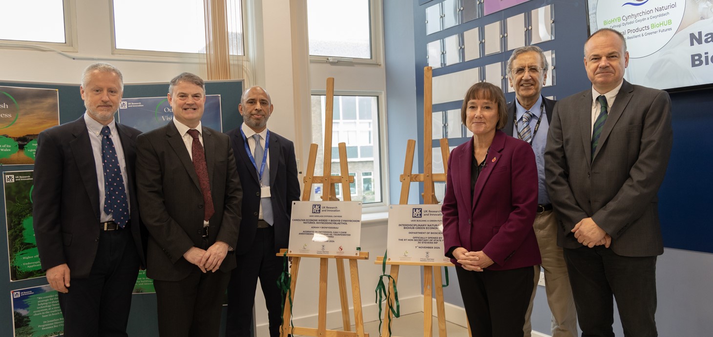 Yn y llun o'r chwith i'r dde: Yr Athro Luca Borger, yr Athro Dan Eastwood, yr Athro Farooq Shah, Y Gwir Anrhydeddus Jo Stevens AS, Ysgrifennydd Gwladol Cymru, yr Athro Tariq Butt, yr Athro David Smith. 